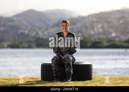 ÎLE FORD (30 juillet 2022) Marine royale australienne Matelot de 1re classe adjoint dentaire Sharni Simpson, affecté à l'élément de commandement national australien, à Pearl Harbor à Hawaï pendant la côte du Pacifique (RIMPAC) 2022. Vingt-six nations, 38 navires, trois sous-marins, plus de 170 avions et 25 000 membres du personnel participent au RIMPAC de 29 juin au 4 août dans les îles hawaïennes et dans le sud de la Californie. Le plus grand exercice maritime international au monde, RIMPAC offre une occasion unique de formation tout en favorisant et en maintenant des relations de coopération entre les participants critiques Banque D'Images