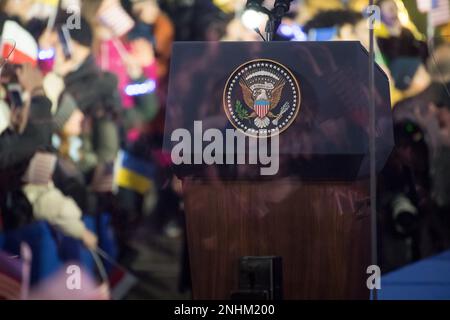 Varsovie, Pologne. 21 février 2023. Joe Biden, Président des Etats-Unis, lors de son discours aux Polonais remerciant pour le soutien de l'Ukraine en, quelques jours avant le premier anniversaire de l'agression russe en Ukraine © Wojciech Strozyk / Alay Live News Banque D'Images