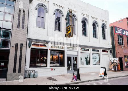 Johnny Cash's Bar & BBQ est un restaurant de l'ancienne école situé à côté du musée Johnny Cash dans le centre-ville de Nashville, Tennessee Banque D'Images