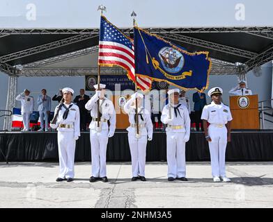 FORT LAUDERDALE, Floride (30 juillet 2022) — les invités rendent hommage lors de la présentation des couleurs et du jeu de l'hymne national lors de la mise en service du navire d'atterrissage amphibie de classe San Antonio, USS fort Lauderdale (LPD 28). LPD 28 est le premier américain Navire de guerre de la Marine qui sera nommé d'après la ville de fort Lauderdale. Banque D'Images