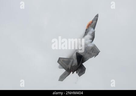 ÉTATS-UNIS Le major de la Force aérienne Joshua 'Cabo' Gunderson, commandant de l'équipe de démonstration de Raptor du Commandement de combat aérien F-22 de la base aérienne de Langley, Hampton, Virginie, se produit pendant la journée portes ouvertes du tonnerre arctique à la base conjointe Elmendorf-Richardson, Alaska, 30 juillet 2022. L'équipe se joint également au vol du patrimoine de la Force aérienne, en montrant les qualités professionnelles que la Force aérienne développe chez les personnes qui volent, entretiennent et soutiennent ces avions. Banque D'Images