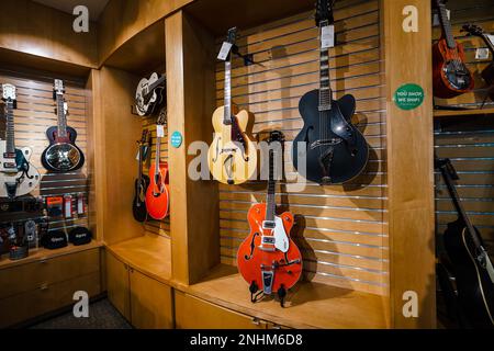 guitares à vendre dans la boutique de cadeaux du musée de musique country Banque D'Images