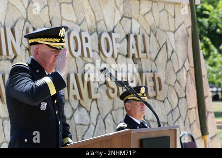 Le général de division Darrell J. Guthrie, ancien commandant de la Division de préparation 88th, salue sa famille et ses collègues soldats et civils avec lesquels il a servi pendant ses 38 années de service lors de sa cérémonie de retraite au parc commémoratif des anciens combattants, fort McCoy, Wisconsin, 30 juillet. 2022. Banque D'Images