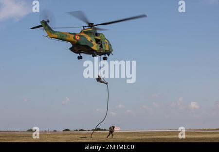 Soldats affectés à la Compagnie Bravo, 1st Bataillon, 502nd infanterie Regiment 'FIRST STRIKE', 2nd Brigade combat Team 'STRIKE', 101st Airborne Division (Air Assault), corde rapide d'un hélicoptère Puma IAR-330 affecté à l'escadron Puma 572nd lors d'une manifestation d'assaut aérien sur 30 juillet 2022, à Mihail Kogalniceanu (Roumanie). 101st unités soutiendront la mission du V corps pour renforcer le flanc est de l’OTAN et s’engageront dans des exercices multinationaux avec des partenaires à travers le continent européen pour rassurer nos alliés des nations. Banque D'Images