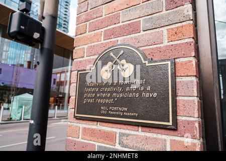 Legends Corner est l'un des bars de campagne les plus populaires de Nashville. D'ici, sur Broadway, nous appelons cette Honky Tonk Row, donc il y a beaucoup de cou Banque D'Images