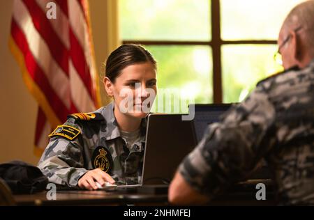 ÎLE FORD (30 juillet 2022) Marine royale australienne Ltv. Cmdr. Brittany Cotton travaille à l'élément de commandement national australien à Navy Lodge à Hawaii pendant la Rim of the Pacific (RIMPAC) 2022. Vingt-six nations, 38 navires, trois sous-marins, plus de 170 avions et 25 000 membres du personnel participent au RIMPAC de 29 juin au 4 août dans les îles hawaïennes et dans le sud de la Californie. Le plus grand exercice maritime international au monde, RIMPAC offre une occasion unique de formation tout en favorisant et en soutenant des relations de coopération entre les participants essentielles à la sécurité Banque D'Images