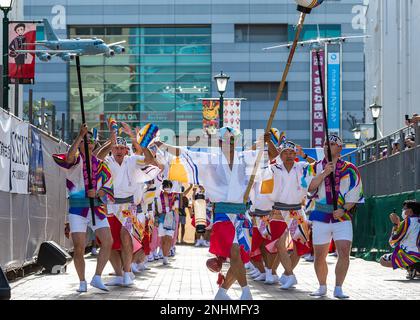 220730-N-VI040-1124 YAMATO, Japon (30 juillet 2022) les dirigeants de l’installation aérienne navale (NAF) Atsugi et Atsugi la Force d’autodéfense maritime du Japon (JMSDF) participent au festival annuel 46th d’Awa Odori de la ville de Yamato. Au cours de l'événement, les participants ont défilé dans les rues de Yamato avec des citoyens japonais locaux exécutant diverses danses traditionnelles. Banque D'Images