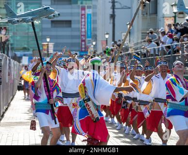 220730-N-VI040-1160 YAMATO, Japon (30 juillet 2022) le capitaine Manning Montagnet, commandant de l’installation aérienne navale (NAF) Atsugi, ainsi que d’autres dirigeants de la NAF Atsugi et de la Force d’autodéfense maritime du Japon Atsugi (JMSDF) participent au festival annuel 46th d’Awa Odori de la ville de Yamato. Au cours de l'événement, les participants ont défilé dans les rues de Yamato avec des citoyens japonais locaux exécutant diverses danses traditionnelles. Banque D'Images