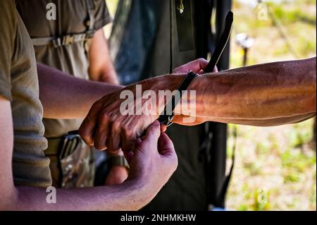 A ÉTATS-UNIS Le soldat de la Garde nationale de l'Armée affecté à la compagnie de police militaire de 340th simule le traitement d'un détenu dans le cadre d'un exercice simulé sur la base commune McGuire-dix Lakehurst, N.J., 30 juillet 2022. Des soldats de la Brigade des 333rd MP et du bataillon des 340th MP se sont réunis ici pour Gotham Justice, un exercice de quatre semaines qui a entraîné, mis en doute et amélioré les compétences primaires des soldats et les compétences de base des MP requises dans les opérations de détention et les opérations de soutien à la sécurité et à la mobilité. Banque D'Images