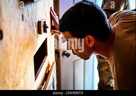 A ÉTATS-UNIS Le soldat de la Garde nationale de l'Armée affecté à la compagnie de police militaire de 340th simule le traitement d'un détenu dans le cadre d'un exercice simulé sur la base commune McGuire-dix Lakehurst, N.J., 30 juillet 2022. Des soldats de la Brigade des 333rd MP et du bataillon des 340th MP se sont réunis ici pour Gotham Justice, un exercice de quatre semaines qui a entraîné, mis en doute et amélioré les compétences primaires des soldats et les compétences de base des MP requises dans les opérations de détention et les opérations de soutien à la sécurité et à la mobilité. Banque D'Images