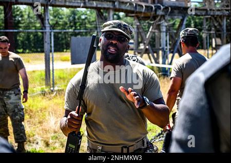 A ÉTATS-UNIS Le soldat de la Garde nationale de l'Armée affecté à la compagnie de police militaire 340th fournit des commentaires dans le cadre d'un exercice simulé sur la base interarmées McGuire-dix Lakehurst, N.J., 30 juillet 2022. Des soldats de la Brigade des 333rd MP et du bataillon des 340th MP se sont réunis ici pour Gotham Justice, un exercice de quatre semaines qui a entraîné, mis en doute et amélioré les compétences primaires des soldats et les compétences de base des MP requises dans les opérations de détention et les opérations de soutien à la sécurité et à la mobilité. Banque D'Images