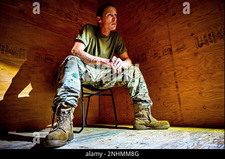 A ÉTATS-UNIS Le soldat de la Garde nationale de l'Armée affecté à la compagnie de police militaire de 340th simule le traitement d'un détenu dans le cadre d'un exercice simulé sur la base commune McGuire-dix Lakehurst, N.J., 30 juillet 2022. Des soldats de la Brigade des 333rd MP et du bataillon des 340th MP se sont réunis ici pour Gotham Justice, un exercice de quatre semaines qui a entraîné, mis en doute et amélioré les compétences primaires des soldats et les compétences de base des MP requises dans les opérations de détention et les opérations de soutien à la sécurité et à la mobilité. Banque D'Images