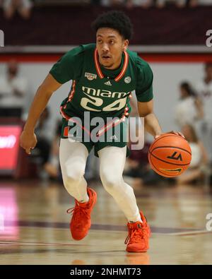 Blacksburg, Virginie, États-Unis. 21st févr. 2023. Miami (FL) Hurricanes Guard Nijel Pack (24) cherche à conduire pendant le match de basket-ball NCAA entre les Miami Hurricanes et les Virginia Tech Hokies au Cassell Coliseum à Blacksburg, Virginie. Greg Atkins/CSM/Alamy Live News Banque D'Images
