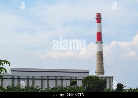 Centrale thermique avec cheminées de fumée. Paysage industriel. fond bleu ciel isolé Banque D'Images