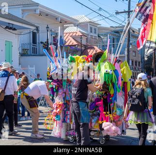 LA NOUVELLE-ORLÉANS, LA, États-Unis - 19 FÉVRIER 2023 : vendeur vendant des marchandises à partir d'un chariot avant un défilé Mardi gras sur Magazine Street Banque D'Images