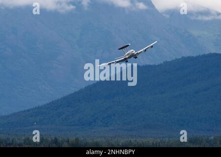 Un système d'alerte et de contrôle aéroporté Sentry E-3 de la Force aérienne des États-Unis, affecté à l'escadron de contrôle aérien 962nd, s'approche de la base conjointe Elmendorf-Richardson, en Alaska, pendant la journée portes ouvertes du tonnerre arctique (ATOH) à la base conjointe Elmendorf-Richardson, en Alaska, au 31 juillet 2022. L'ATHAH est un événement biennal organisé par JBER et est l'une des plus grandes manifestations aériennes de l'État et l'une des plus importantes au monde. L'événement met en scène plusieurs artistes, dont l'équipe de démonstration des Forces interarmées de la JBER, l'équipe de démonstration du Raptor F-22 de la Force aérienne des États-Unis, l'équipe de démonstration C-17 de la Force aérienne du Pacifique et les États-Unis Banque D'Images