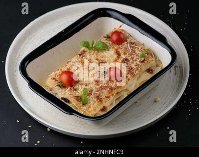 Lasagnes aux épinards. Lasagnes italiennes faites maison avec poulet aux épinards. Banque D'Images