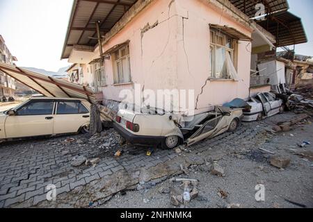Hatay, Turquie. 11th févr. 2023. Bâtiment résidentiel détruit et voitures vues dans la rue. La ville de Hatay est la zone la plus endommagée en raison du terrible tremblement de terre dans le sud de la Turquie. Un séisme de magnitude 7,7 a secoué la Turquie et la Syrie sur l'6 février, tuant aujourd'hui près de 47 000 personnes dans les deux pays. Crédit : SOPA Images Limited/Alamy Live News Banque D'Images