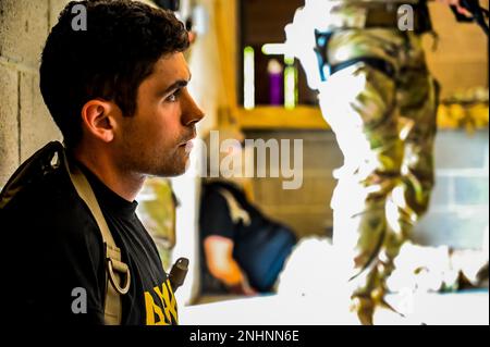 A ÉTATS-UNIS Le soldat de la Garde nationale de l'Armée affecté à la Brigade de police militaire de 333rd exécute une voie STX dans le cadre d'un exercice simulé sur la base interarmées McGuire-dix Lakehurst, N.J., 31 juillet 2022. Des soldats de la Brigade des 333rd MP et du bataillon des 340th MP se sont réunis ici pour Gotham Justice, un exercice de quatre semaines qui a entraîné, mis en doute et amélioré les compétences primaires des soldats et les compétences de base des MP requises dans les opérations de détention et les opérations de soutien à la sécurité et à la mobilité. Banque D'Images