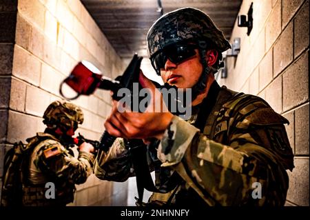 A ÉTATS-UNIS Le soldat de la Garde nationale de l'Armée affecté à la Brigade de police militaire de 333rd exécute une voie STX dans le cadre d'un exercice simulé sur la base interarmées McGuire-dix Lakehurst, N.J., 31 juillet 2022. Des soldats de la Brigade des 333rd MP et du bataillon des 340th MP se sont réunis ici pour Gotham Justice, un exercice de quatre semaines qui a entraîné, mis en doute et amélioré les compétences primaires des soldats et les compétences de base des MP requises dans les opérations de détention et les opérations de soutien à la sécurité et à la mobilité. Banque D'Images