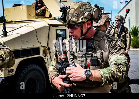 A ÉTATS-UNIS Le soldat de la Garde nationale de l'Armée affecté à la Brigade de police militaire de 333rd exécute une voie STX dans le cadre d'un exercice simulé sur la base interarmées McGuire-dix Lakehurst, N.J., 31 juillet 2022. Des soldats de la Brigade des 333rd MP et du bataillon des 340th MP se sont réunis ici pour Gotham Justice, un exercice de quatre semaines qui a entraîné, mis en doute et amélioré les compétences primaires des soldats et les compétences de base des MP requises dans les opérations de détention et les opérations de soutien à la sécurité et à la mobilité. Banque D'Images