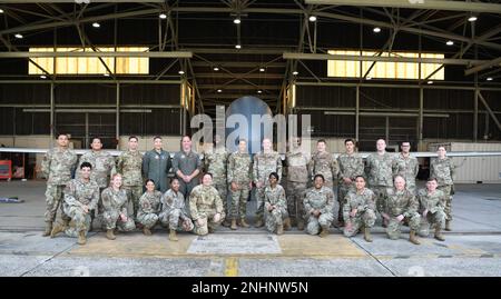 Les aviateurs du 4th Escadron de reconnaissance posent pour une photo avec l'équipe de commandement de l'escadre de reconnaissance 319th 31 juillet 2022, à la base aérienne de Yokota, au Japon. L'équipe de commandement de l'escadre de reconnaissance 319th s'est rendue à Yokota AB pour reconnaître plusieurs aviateurs pour leurs performances exceptionnelles, visiter les installations de la RS 4th et parler avec les membres de la RS 4th. Le 4 RS, basé à la base aérienne d'Anderson, à Guam, est une unité séparée géographiquement de la 319th RW, située à la base aérienne de Grand Forks, Dakota du Nord, qui passe plusieurs mois chaque année à Yokota AB pour éviter les conditions météorologiques défavorables courantes pendant la saison des typhons de Guam. Banque D'Images