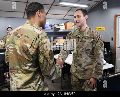 ÉTATS-UNIS L'aviateur principal de la Force aérienne Justin Porrazza, technicien de soutien du 4th e Escadron de reconnaissance, reçoit une pièce de monnaie des États-Unis Le colonel Timothy Curry de la Force aérienne, commandant de l'escadre de reconnaissance de 319th, 31 juillet 2022, à la base aérienne de Yokota, au Japon. L'équipe de commandement de l'escadre de reconnaissance 319th s'est rendue à Yokota AB pour reconnaître plusieurs aviateurs pour leurs performances exceptionnelles, visiter les installations de la RS 4th et parler avec les membres de la RS 4th. Le 4 RS, basé à la base aérienne d'Anderson, à Guam, est une unité séparée géographiquement du 319th RW, situé à la base aérienne de Grand Forks, Dakota du Nord, qui passe plusieurs mois chaque année à Yoko Banque D'Images