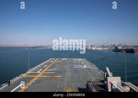 220801-N-XK047-1003 baie de SAN DIEGO (1 août 2022) - le navire d'assaut amphibie USS Makin Island (LHD 8) transite la baie de San Diego, août 1. L'île Makin, vaisseau amiral de l'escadron amphibie (CP) SEVEN, ainsi que l'unité expéditionnaire maritime (UGM) 13th, est actuellement en cours de formation intégrée dans la flotte américaine 3rd pour préparer un déploiement à venir. Banque D'Images