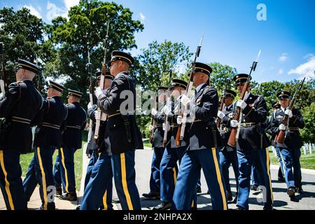 Soldats des 3D États-Unis Infanterie Regiment (The Old Guard), les 3D États-Unis Le peloton de poisson du Régiment d'infanterie et les États-Unis La bande de l’armée, « Pershing’s Own », effectue les honneurs funéraires militaires avec l’escorte funéraire américaine Armée 1st Lt. Myles W. Esmay dans la section 36 du cimetière national d'Arlington, Arlington, Virginie, 1 août 2022. Esmay a été tué à 7 juin 1944 pendant le siège de Myitkyina, en Birmanie, pendant la Seconde Guerre mondiale Du communiqué de presse de la Defense POW/MIA Accounting Agency (DPAA) : Au printemps et à l'été 1944, Esmai, un ingénieur d'infanterie, était membre de la Compagnie B, 236th Engineer combat Ba Banque D'Images