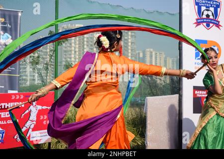 Delhi, Inde - 11 décembre 2022 - Bharathanatyam danseuses odissi classiques indiennes qui se produisent sur scène. De belles danseuses indiennes dans la posture de Banque D'Images