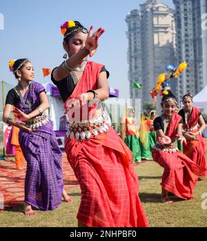 Delhi, Inde - 11 décembre 2022 - Bharathanatyam danseuses odissi classiques indiennes qui se produisent sur scène. De belles danseuses indiennes dans la posture de Banque D'Images