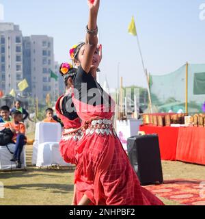 Delhi, Inde - 11 décembre 2022 - Bharathanatyam danseuses odissi classiques indiennes qui se produisent sur scène. De belles danseuses indiennes dans la posture de Banque D'Images