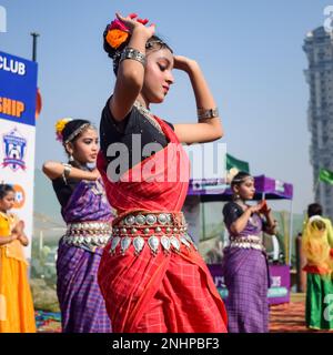 Delhi, Inde - 11 décembre 2022 - Bharathanatyam danseuses odissi classiques indiennes qui se produisent sur scène. De belles danseuses indiennes dans la posture de Banque D'Images