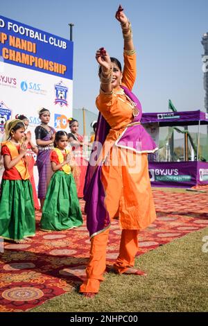 Delhi, Inde - 11 décembre 2022 - Bharathanatyam danseuses odissi classiques indiennes qui se produisent sur scène. De belles danseuses indiennes dans la posture de Banque D'Images