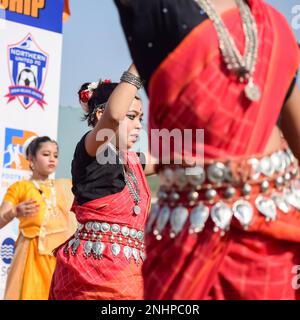 Delhi, Inde - 11 décembre 2022 - Bharathanatyam danseuses odissi classiques indiennes qui se produisent sur scène. De belles danseuses indiennes dans la posture de Banque D'Images