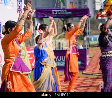 Delhi, Inde - 11 décembre 2022 - Bharathanatyam danseuses odissi classiques indiennes qui se produisent sur scène. De belles danseuses indiennes dans la posture de Banque D'Images