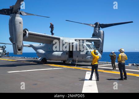 220802-N-VJ326-1037 OCÉAN PACIFIQUE (le 2 août 2022) – les marins et les Marines effectuent des vérifications avant le vol sur un avion volteur MV-22 Osprey affecté à l'escadron moyen de Tiltrotor marin (VMM) 262 (renforcé) sur le pont de vol à bord du transporteur d'assaut amphibie USS Tripoli (LHA 7), 2 août 2022. Tripoli opère dans la zone d'opérations de la flotte américaine 7th afin d'améliorer l'interopérabilité avec ses alliés et ses partenaires et de servir de force de réaction prête à l'emploi pour défendre la paix et maintenir la stabilité dans la région Indo-Pacifique. Banque D'Images