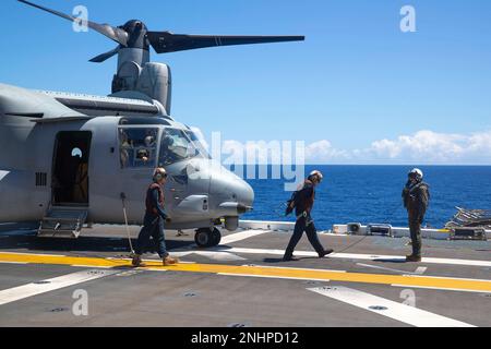 220802-N-VJ326-1051 OCÉAN PACIFIQUE (2 AOÛT 2022) – ÉTATS-UNIS Marines effectue des vérifications avant le vol sur un avion de volteur MV-22 Osprey affecté à l'escadron de Tiltrotor moyen marin (VMM) 262 (renforcé) sur le pont de vol à bord du porte-avions amphibie USS Tripoli (LHA 7), 2 août 2022. Tripoli opère dans la zone d'opérations de la flotte américaine 7th afin d'améliorer l'interopérabilité avec ses alliés et ses partenaires et de servir de force de réaction prête à l'emploi pour défendre la paix et maintenir la stabilité dans la région Indo-Pacifique. Banque D'Images