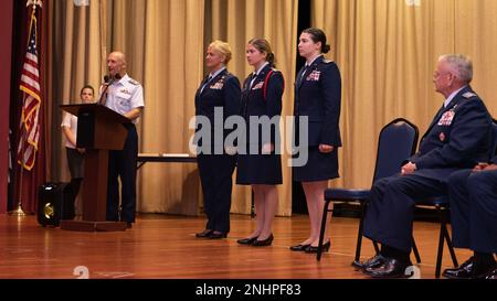 Brig. Le général Virginia Gaglio, commandant et chef d'état-major de la Garde nationale aérienne du Massachusetts, se joint aux Coleaux des cadets DU CAP Leah Vigevani et Sarah Vigevani, lors d'une cérémonie de présentation le 1 août 2022. La cérémonie a été unique en ce que ces cadets sont des sœurs, gagnant simultanément le très convoité Spaatz Award. Le Spaatz Award est le plus grand honneur des cadets de la patrouille aérienne civile et il est remis aux cadets qui ont fait preuve d'excellence en leadership, en caractère, en forme physique et en éducation aérospatiale. L'événement a eu lieu pendant le campement annuel de l'aile Massachusetts DU CAP qui se tient pendant la première semaine Banque D'Images