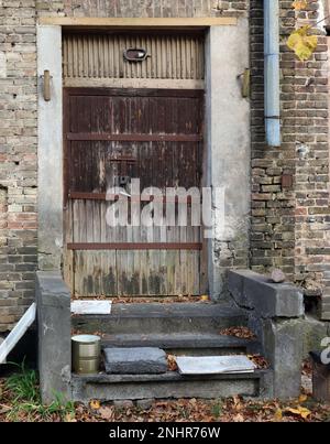 Ancienne porte en bois dans un mur de briques Banque D'Images