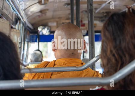 Un moine bouddhiste prend un bus de transport en commun à Bangkok, en Thaïlande Banque D'Images