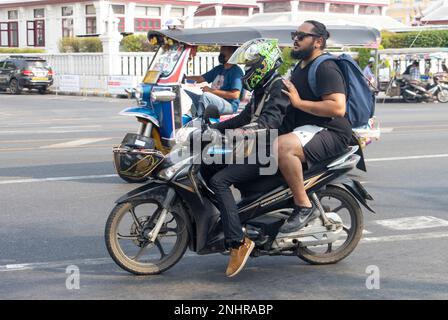 BANGKOK, THAÏLANDE, FÉVRIER 04 2023, circulation de motos dans le centre-ville Banque D'Images