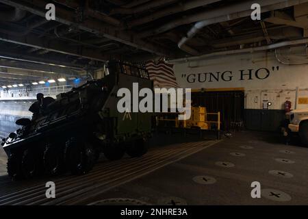 220801-N-YC581-2138 OCÉAN PACIFIQUE (1 août 2022) – un véhicule de combat amphibie (VCA) avec le bataillon des amphibiens d'assaut 3D, 1st Division marine, entre dans le pont de puits du navire d'assaut amphibie USS Makin Island (LHD 8), août 1. Les ACV utilisés dans les opérations amphibies amplifient l'équipe Marine-Marine corps pour opérer dans un environnement réaliste et à armes combinées afin d'améliorer les tactiques, techniques et procédures de combat naval. L'île de Makin, navire amiral de l'escadron amphibie (CPR) SEVEN, ainsi que 13th Marine Expeditionary Unit (MEU), mène actuellement une formation intégrée aux États-Unis 3rd fl Banque D'Images