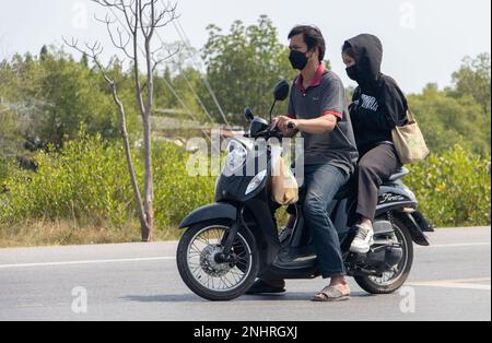 BANGKOK, THAÏLANDE, FÉVRIER 07 2023, le couple roule en moto Banque D'Images