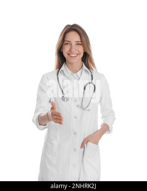 Bonne femme médecin offrant une poignée de main sur fond blanc Banque D'Images