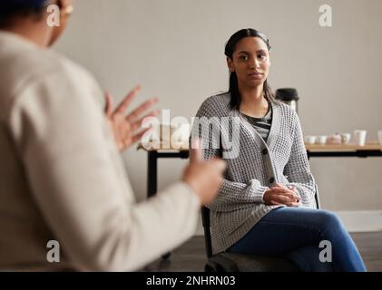 Santé mentale, femme noire et thérapie de groupe avec des conseils, le partage de sentiment et de parler en séance de confiance. Soutien dans la toxicomanie, le chagrin ou la dépression Banque D'Images