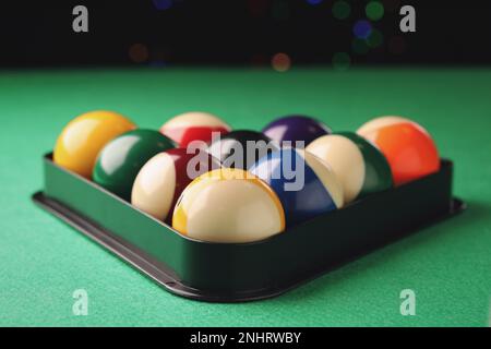 Boules de billard dans un rack triangulaire sur table verte, gros plan Banque D'Images