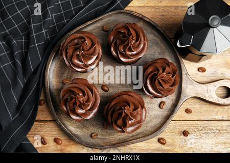 Composition de la nappe avec de délicieux petits gâteaux au chocolat sur une table en bois Banque D'Images