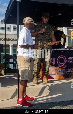 ÉTATS-UNIS Le lieutenant-colonel David S. Rainey, commandant du bataillon de sécurité, présente Reginald T. Miller, agent de ressources de l'école élémentaire Crossroads, avec une plaque pour ses 10 années de service à la communauté Quantico pendant la soirée nationale à l'école primaire Crossroads de la base du corps marin Quantico, en Virginie, 2 août 2022. M. Miller prend sa retraite après 10 années de service exceptionnel à titre d'agent de ressources de l'école élémentaire Crossroads. Banque D'Images