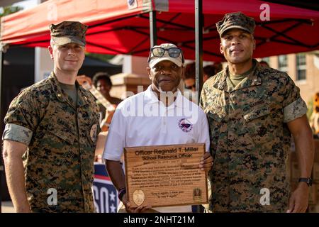 Depuis la gauche, États-Unis Le major Matthew E. Carwile, grand prévôt, Bataillon de la sécurité, Reginald T. Miller, agent des ressources de l'école élémentaire Crossroads, et le lieutenant-colonel David S. Rainey, commandant du Bataillon de la sécurité, posent pour une photo à National Night Out à l'école élémentaire Crossroads sur la base du corps marin (MCB) Quantico, Virginie, le 2 août 2022. Miller prend sa retraite après 10 ans de service exceptionnel à la communauté Quantico du MCB. Banque D'Images